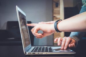 Photo deux personnes devant un ordinateur