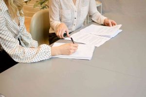 Photo de collègues travaillant sur des documents